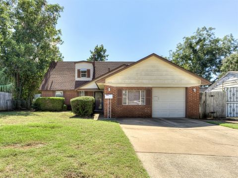 Convenient location just minutes from I-40, restaurants and shopping! Four bedrooms (2 upstairs & 2 downstairs) with plenty of storage. New flooring through main living area and kitchen as well as a new gas range. Oversized garage and large backyard....