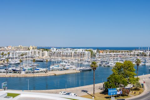 Cet appartement penthouse neuf et élégant bénéficie d'un emplacement central privilégié, à deux pas de la marina de Lagos et à quelques minutes de marche du centre-ville historique et de la fantastique plage de Meia Praia. Le design est à la fois lux...