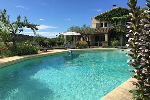 Située dans une rue confidentielle d'un quartier recherché d'Uzès, à deux pas de la place aux herbes, cette maison de 176 m2 offre une vue imprenable sur l'Uzège. Au rez-de-chaussée, une grande salle de réception de 56m2 avec vue sur le jardin et la ...