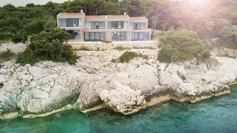 Welcome to Kolocep island! Located just a few km from the mainland and the famous city Dubrovnik, this stunning little island is ideal if you are looking for a luxurious and exotic adventure! This stunning and completely new villa is a stunning piece...