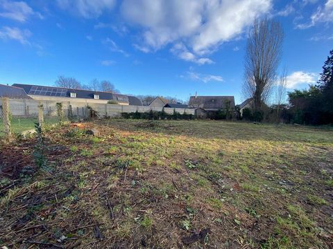 SAINT SYLVAIN D'ANJOU CENTRE BOURG - moins de 10' d'Angers Idéalement situé à moins de 1' du centre et hors lotissement dans une impasse au calme terrain constructible d'environ 460m², viabilisé libre de constructeur. Proche des commerces et transpor...