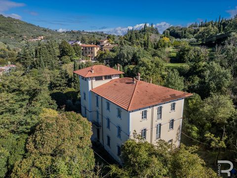 Siamo lieti di presentare questa grande villa storica in stile Liberty risalente al 1900. Con una superficie di 900 mq, compresi cantina e magazzini, la villa offre un incredibile potenziale e possibilità illimitate per le vostre idee e progetti abit...