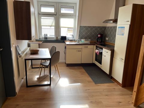 Das Apartment ist modern und doch sehr gemütlich Eingerichtet, beides sorgt für ein besonderes Wohnambiente auch für längere Aufenthalte. Die Wohnung verfügt über ein komfortables Bett und einer voll ausgestatteten Küche mit Spülmaschine. Der Innenho...