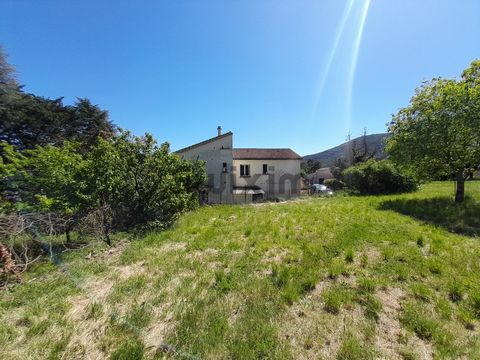 SAINT FLORENT SUR AUZONNET Terrain à bâtir de 1200m2 idéal pour un investisseur ! À seulement 5 minutes du centre-ville, ce très beau terrain à bâtir de 1390m2 environ viabilisation en bordure est une occasion à ne pas râter. Il y a la possibilité ...