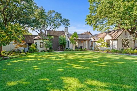 A RARE FIND! A premier home in one of Dallas's most coveted neighborhoods, offering breathtaking, panoramic views of White Rock Lake and its surrounding park, the crown jewel of the Dallas Parks Department. Nestled on The Peninsula, this custom-built...