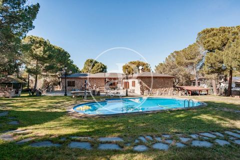 Haus von 446 m2 Im Großraum von Las Encinas, Boadilla del Monte. Die Immobilie hat 4 Zimmer, 2 Bäder, Pool, Kamin, 3 Parkplätze, Garten und Heizung. Ref. VMO2402013 Features: - SwimmingPool - Garden