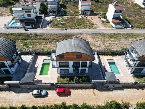 Gelegen in Serik, Kadriye, trekt deze moderne 4+1 vrijstaande villa de aandacht met zijn ruime leefruimtes en luxe uitrusting. De villa, met een bruto gebruiksoppervlakte van 210 m² en een netto gebruiksoppervlakte van 186 m², is omgeven door een gro...