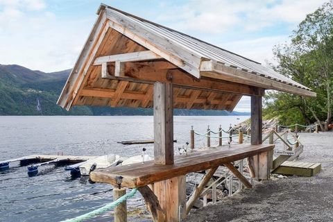 Hermosa casa de vacaciones ubicada en una colina con vistas panorámicas del Storfjord. El lugar para vacaciones de pesca, vacaciones en familia o vacaciones de amigos en la magnífica naturaleza. Casa de vacaciones grande y espaciosa, completamente re...