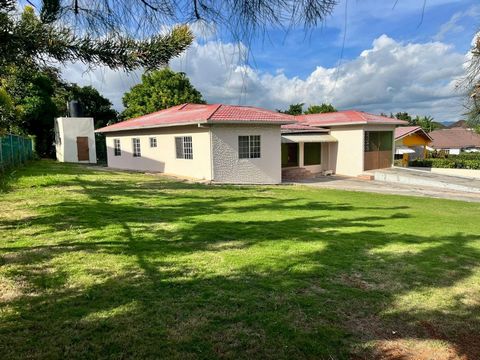 Bungalow dans le quartier chic d’Ingleside dans le quartier frais et frais de Mandeville. Grand terrain avec une grande pelouse à l’avant et une cour arrière fertile avec des arbres ackee porteurs, des bananiers, des noix de coco, des cannes et de l’...