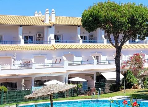 Bonita casa adosada de tres dormitorios en el campo de golf y playa de Nuevo Portil. La casa está construida en tres niveles con amplias terrazas o patios en cada nivel que ofrecen vistas al campo de golf, jardines y piscina. En la planta baja, la ca...