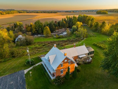 Castle Hill Estate, gelegen op 4356 1er Rang in Saint-Félix-de-Valois, is een historisch juweeltje. Dit eeuwenoude pand heeft zijn charme behouden door het originele houtwerk, afkomstig van de houtzagerij van het landgoed. Het huis op het zuiden baad...