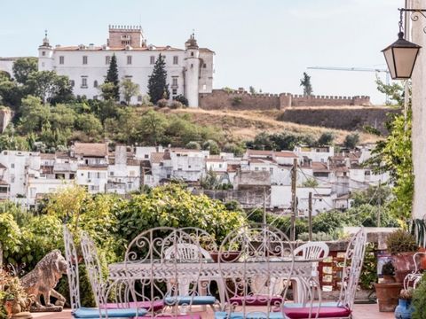 This is one of those old houses that has known different families and generations, where many Easter and Christmases were celebrated around a large table. The mild afternoons are still enjoyed, unhurriedly, on the large terrace overlooking the castle...