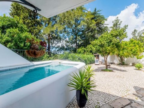 Situada en el corazón del hermoso y pintoresco pueblo de Vila Nogueira de Azeitão, a los pies del Parque Nacional de la Serra da Arrábida, esta casa única es una verdadera joya. Combinando un diseño moderno con el encanto del viejo mundo, esta propie...