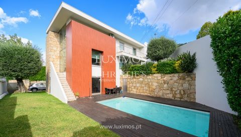 Excelente villa moderna de cuatro dormitorios en venta , con cuatro frentes , jardín y piscina , situada en una ubicación privilegiada en la ladera del Bom Jesus , en Braga . Esta residencia de lujo , con 521 m2 de área bruta privada, se encuentra en...