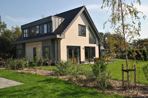 Diese Luxusvilla liegt im ruhigen Park 't Hoogelandt, in einem der schönsten Naturgebiete der Insel Texel. Das Haus liegt in der Nähe des Waldes und der Dünen, nicht weit vom Strand am Meer entfernt, und es bietet bequem Platz für eine Gruppe von Kin...