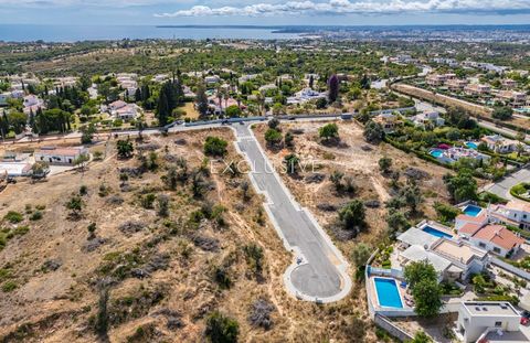 This plot is located in a brand new urbanization at the edge of Sesmarias, Carvoeiro, where you can build your dream home. The plot has an area of 2140m2 and the permitted area of construction is 342.45 with two floors for a residential villa with pr...