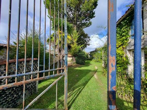 Découvrez sur la commune de Chérac cette authentique Longère, nichée sur un parc de 3 680 m2, où trône un très ancien Tilleul, une splendide et grande piscine de 7m x 14m, chauffée par une pompe à chaleur. Située à 15 minutes et mi-chemin entre Saint...