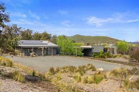 Welcome to 'Buxton Brae' a stunning contemporary oasis nestled on 40 hectares (approx.), surrounded by the breathtaking Cathedral Range State Park. This exceptional property offers the ultimate blend of luxury, tranquility, and self-sufficiency, bein...