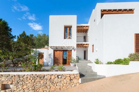 Lucas Fox presents this charming traditional Ibizan style house for sale in the quiet village of Sant Agustí, on the island of Ibiza. This property has the rustic style of the typical houses on the island, but at the same time has modern details. The...