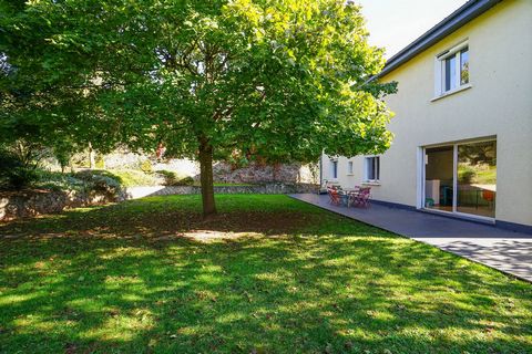 Very RARE in Rodez!! Located in a quiet area, close to the city center and all amenities, this family home of approximately 196m² of living space, on its plot of 643ca, has 5 to 6 bedrooms, and a large garage that can accommodate two vehicles. On the...