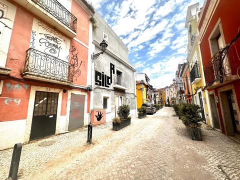 Venez voir ce bâtiment situé dans le centre-ville de Setúbal, qui a besoin de travaux de réhabilitation. La propriété se compose de 3 étages : Rez-de-chaussée gauche - Magasin avec 31,56 m2 (loué) ; Rez-de-chaussée à droite - Boutique avec 68,13m2 (G...