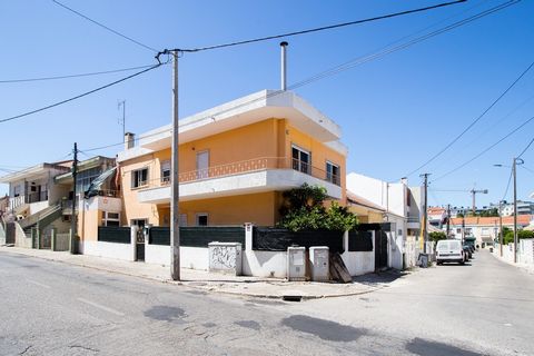 I present you this house with 6 rooms, next to Parque Luso, in Corroios. This property, spread over 2 floors, can easily adapt to any family dynamics you have. On the ground floor you can find a living room with fireplace and yet another living room ...