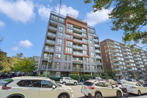 Beautiful one bedroom, one bathroom condo, appliances included, 1 garage included, very well located in Côte des Neiges, 7 minutes walk from the Côte-des-Neiges metro station, 6 minutes walk from the University of Montreal, a grocery store 2 minutes ...