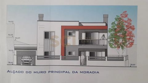 Moradia T4 Isolada, inserida num lote com 275 m2 em Azeitão Moradia T4 nova, isolada em zona central de Azeitão, inserida num lote de 275 m2 com área bruta de construção 150 m2. Localizada numa zona exclusivamente de moradias, próxima da estrada naci...