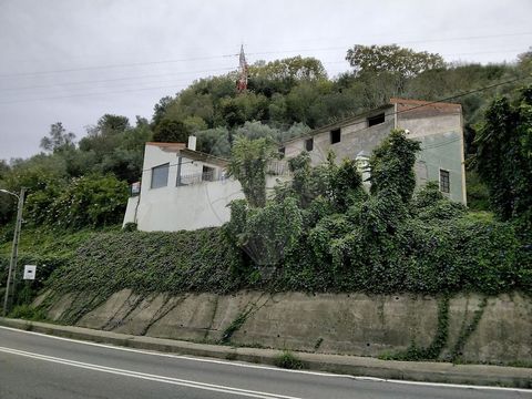 Huis in de afwerkingsfase met typologie T7 in Santarém Huis van typologie T7 in de afwerkingsfase, wordt herbouwd en uitgebreid, met de divisies in gepleisterd metselwerk, met een implantatiegebied van het gebouw van 127 m2, verdeeld over begane gron...