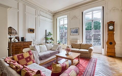 HAUSSMANNIAN APARTMENT IN DOWNTOWN THE CHARM IN THE BACK COURT: Nestled within a private mansion dating back to 1755, designed by architect Jean-Charles Colombot for Count Claude-François Fleury-Villayer, this apartment is a gem in the city center of...