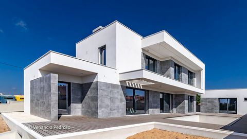 A MAIS VALIA DO IMÓVEL: Moradia nova de arquitetura contemporânea T4 (3 suites) com piscina, ótima exposição solar, a 6km da Ericeira e 5km de Mafra. DESCRIÇÃO DO IMÓVEL: Piso 0 Hall de entrada Sala com lareira e cozinha com ilha (55m²) Despensa Lava...