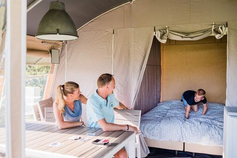 Cette jolie tente lodge indépendante se trouve dans le camping animé d'Echternacherbrück, en bordure du parc naturel du sud de l'Eifel, sur la rivière Sûre/Sauer. Le parc de vacances est situé à la frontière entre l'Allemagne et le Luxembourg, dans l...