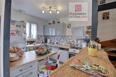 17430 TONNAY-CHARENTE - à 1 km de l'hyper centre, dans une rue au calme - Prix de vente 215 000 Euros, 10 000 euros inclus charge acquéreur, soit 205 000 Euros hors honoraires. VISITE VIRTUELLE en direct A LA DEMANDE. Marie-Cécile DUCROS vous présent...