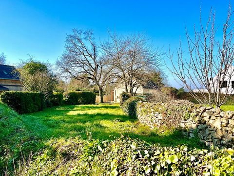 Située à pied du bourg de Larmor Baden, au calme, à 200 m des plages et des sentiers côtiers, à pied des commerces, animations cette propriété a été construite en 1983 et étendues en 1993 avec les 2 garages et un salon puis 1998 pour la véranda et of...