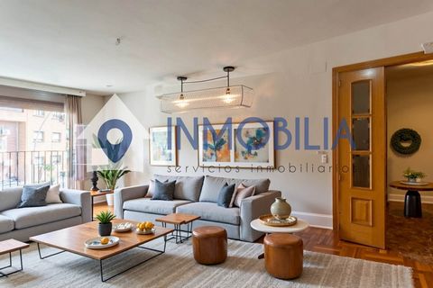 Grupo Inmobilia präsentiert Ihnen eine Außenwohnung mit 4 Balkonen von ca. 218m2 Katasterfläche, Wohnzimmer, Küche mit Wäscheleine, 5 Schlafzimmern, Ankleidezimmer, 2 Bädern und Abstellraum, bezugsfertig. Diese Wohnung befindet sich im Herzen von Fue...