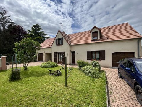 Idéalement située à Chilleurs-aux-Bois, à deux pas du centre, des écoles et des commerces, découvrez cette charmante maison individuelle de 125 m2 sur un terrain clos et arboré de 800 m2. Au rez-de-chaussée, vous trouverez : - Un salon-séjour spacieu...