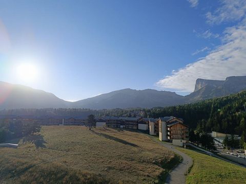 En exclusivité, Idéalement placé sur la station, à découvrir ce bel appartement T2 de 30,5M2 doté d'une chambre au pied des pistes de la station de Superdévoluy. De belles prestations pour ce bien exposé plein Sud, bénéficiant d'une vue dégagée sur l...