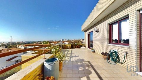 Apartamento T3 em Vila Nova de Gaia **Localização Privilegiada** Acesso à autoestrada a apenas 500m e paragem de autocarro a 150m Acesso ao metro a pé 16 minutos. Área Bruta: 180m² - 152 uteis Orientação Solar: Nascente (luminosidade natural) quartos...