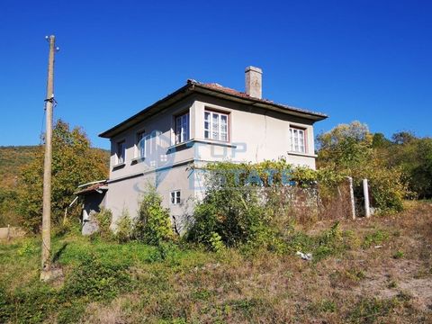 Top Estate Real Estate vous propose une maison en briques de deux étages avec une grande cour dans le village de Sokolovo, dans la région de Gabrovo. Le village de Sokolovo est situé à 16 km de la ville de Veliko Tarnovo et à 30 km de la ville de Gab...