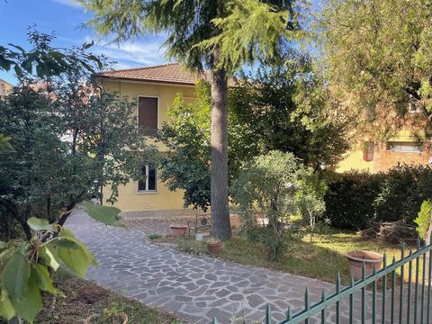 In Spoleto, in einer bequemen und gut erschlossenen Gegend, nur wenige Schritte vom historischen Zentrum entfernt, bieten wir ein Einfamilienhaus zum Verkauf an, das aus zwei Immobilieneinheiten, Fonds, Garage und privatem Garten besteht. Die beiden ...