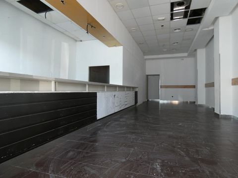 Great offer! 87m² Business premises in the busiest commercial area of Alhaurín el Grande with great access and plenty of parking nearby.