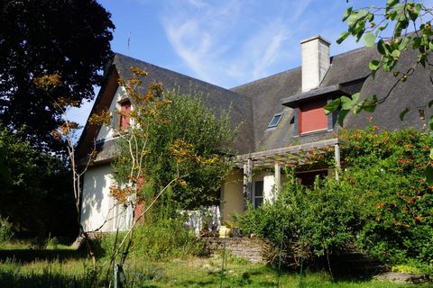 Située au cœur du bourg de Conquereuil, cette propriété offre un cadre de vie paisible et convivial. Entourée d'un terrain arboré de 1 537 m², elle garantit calme et intimité à ses résidents. Bénéficiant de la tranquillité d'une petite ville, tout en...