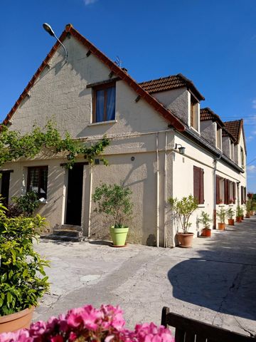 5 km from Laon, on the edge of a village offering all services (school, pharmacy, doctor, shops....) this property, on 1127 m² is composed of a welcoming main house of 220 m² with all comfort and an annex building with a surface approaching 192 m². M...