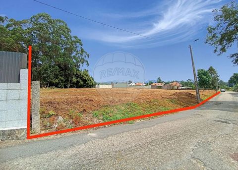 Terreno com 4500 m2 localizado na Travessa da Póvoa de Cima, inserido numa zona de moradias. Com 90 metros de Frente e 50 metros de Comprimento. Localização próxima aos acessos da A1 Porto-Lisboa e de fácil acesso a Espinho. 41°01'26.6