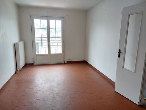 En plein centre ville de Lamorlaye, appartement situé au 1er étage dans une petite copropriété. Il comprend une entrée, un séjour avec cuisine ouverte, une chambre ainsi qu'une salle de bains avec wc. Il y a une place de stationnement privative. Chau...