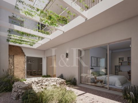 Magnificent three-bedroom villa with 125 sqm located in the Les Terrasses project, Patio Houses, in Tavira. With two floors, on the first floor there are three bedrooms, one of which is en suite, and a full bathroom that serves the other two bedrooms...