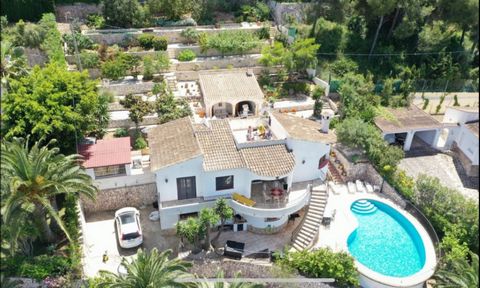 Unieke kans: Villa met eindeloos uitzicht in Javea, ideaal voor investeerders. Deze luxe villa, gebouwd in 2004, biedt een ongeëvenaard panoramisch uitzicht, variërend van de baai van Javea tot de bergen van Pego. Gelegen op een perceel van 1400 m², ...