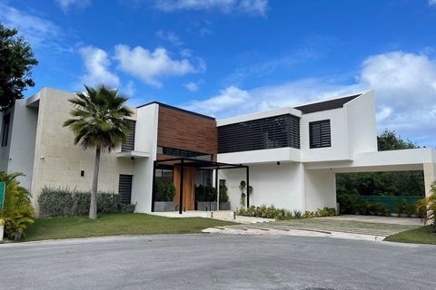 This charming home located in un-Cul-de-sac, offers a unique and distinctive living experience. Designed mainly under the concept of open space, where the different areas are kept visually connected, reinforcing the unity of space. Its entrance and l...