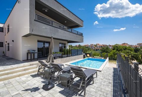 Schöne Villa zum Verkauf, 300 m2, 150 m vom Meer entfernt in Medulin. Grundstück 411 m2. Das Erdgeschoss der Villa, 100 m2, besteht aus: einer Eingangshalle, zwei Schlafzimmern (eines davon ist 40 m2), zwei Badezimmern (eines verfügt über technische ...