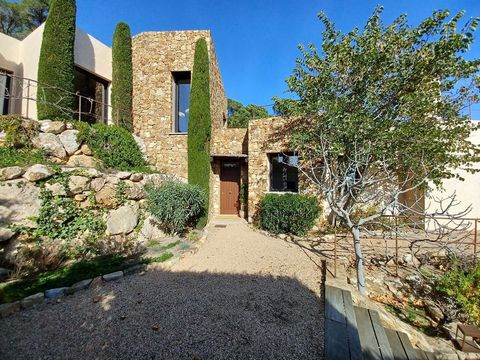 Située dans la zone la plus exclusive de la Costa Brava, cette villa méditerranéenne moderne offre une expérience de vie inégalée. Perchée sur des collines pittoresques surplombant la baie d’Aiguablava, la propriété offre une vue panoramique inégalée...